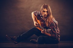 Homem novo romântico com guitarra Foto de Stock Homem novo romântico com guitarra Foto de Stock