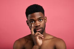 Homem novo sério que concentra a expressão pensativa imagens de stock Homem novo sério que concentra a expressão pensativa imagens de stock