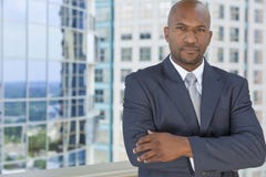 Homem ou homem de negócios americano africano bem sucedido foto de stock Homem ou homem de negócios americano africano bem sucedido foto de stock