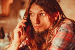 Homem preocupado que fala no telefone celular Imagens de Stock Homem preocupado que fala no telefone celular Imagens de Stock