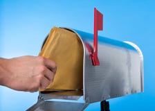 Homem que abre sua caixa postal para remover o correio Foto de Stock Royalty Free Homem que abre sua caixa postal para remover o correio Foto de Stock Royalty Free