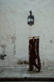 homem que anda com um grupo de cortina de suspensão do grânulo da entrada no centro da cidade histórica fotos de stock homem que anda com um grupo de cortina de suspensão do grânulo da entrada no centro da cidade histórica fotos de stock
