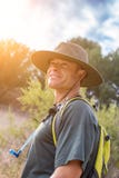 Homem que aprecia o hike imagem de stock Homem que aprecia o hike imagem de stock