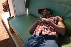Homem que dorme na estação de bomba da gasolina Foto de Stock Homem que dorme na estação de bomba da gasolina Foto de Stock