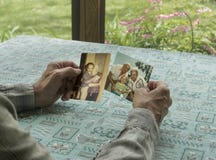 Homem que fala do passado com fotos Foto de Stock Homem que fala do passado com fotos Foto de Stock