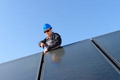 Homem que instala a bandeja fotovoltaico da energia alternativa imagens de stock royalty free Homem que instala a bandeja fotovoltaico da energia alternativa imagens de stock royalty free