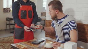 Homem que paga pelo café da manhã no café video estoque Homem que paga pelo café da manhã no café video estoque
