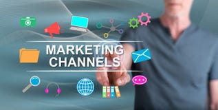 Homem que toca no conceito dos canais de mercado imagem de stock royalty free Homem que toca no conceito dos canais de mercado imagem de stock royalty free