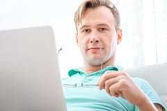 Homem que trabalha com portátil foto de stock royalty free Homem que trabalha com portátil foto de stock royalty free