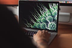Homem que trabalha no portátil, contaminado por um vírus verde imagens de stock royalty free Homem que trabalha no portátil, contaminado por um vírus verde imagens de stock royalty free