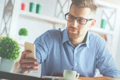 Homem que usa o telemóvel foto de stock Homem que usa o telemóvel foto de stock