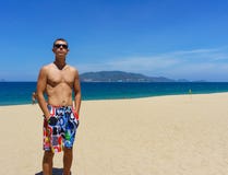 Homem 'sexy' que levanta em uma praia imagens de stock royalty free Homem 'sexy' que levanta em uma praia imagens de stock royalty free