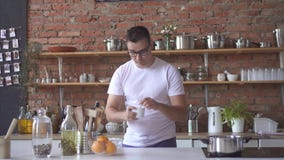 Homem sonolento no café bebendo da manhã na cozinha video estoque Homem sonolento no café bebendo da manhã na cozinha video estoque
