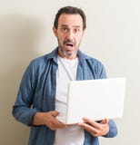 Homem superior considerável em casa imagens de stock royalty free Homem superior considerável em casa imagens de stock royalty free