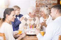 Homem superior que comemora o aniversário Fotos de Stock Homem superior que comemora o aniversário Fotos de Stock