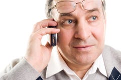 Homem superior que fala no telemóvel Homem superior que fala no telemóvel