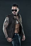 Homem Tattooed com seis blocos e ab Homem farpado com tatuagem na caixa e nos braços Modelo da tatuagem com a barba na cara não b foto de stock royalty free Homem Tattooed com seis blocos e ab Homem farpado com tatuagem na caixa e nos braços Modelo da tatuagem com a barba na cara não b foto de stock royalty free