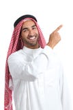 Homem árabe do promotor do saudita que aponta no lado foto de stock Homem árabe do promotor do saudita que aponta no lado foto de stock