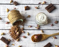 Homemade spa με τα φυσικά συστατικά Του προσώπου κρέμα, και άλατα λουτρών στοκ φωτογραφία με δικαίωμα ελεύθερης χρήσης Homemade spa με τα φυσικά συστατικά Του προσώπου κρέμα, και άλατα λουτρών στοκ φωτογραφία με δικαίωμα ελεύθερης χρήσης