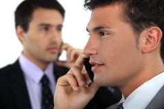 Homens de negócios no telefone foto de stock Homens de negócios no telefone foto de stock