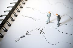 Homens de negócios que estão e que dão o conselho com a seta ao sucesso imagens de stock Homens de negócios que estão e que dão o conselho com a seta ao sucesso imagens de stock