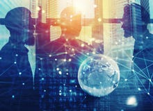 Homens de negócios que trabalham junto no escritório com efeito da conexão de rede global Conceito dos trabalhos de equipa e da p fotos de stock Homens de negócios que trabalham junto no escritório com efeito da conexão de rede global Conceito dos trabalhos de equipa e da p fotos de stock