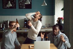 Homens diversos desapontados chocados por jogo de observação perdedor no lapt fotografia de stock Homens diversos desapontados chocados por jogo de observação perdedor no lapt fotografia de stock