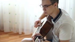 Homens que jogam a guitarra Homens que jogam a guitarra