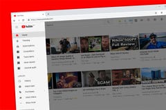 Homepage del sito Web di Youtube con la barra laterale fotografie stock Homepage del sito Web di Youtube con la barra laterale fotografie stock