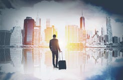 Homme africain avec la valise regardant la ville de la terre Photos stock