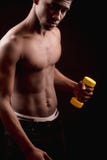 Homme afro-américain bel faisant le bodybuilding avec l'haltère Photos stock Homme afro-américain bel faisant le bodybuilding avec l'haltère Photos stock