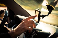 Homme ajustant des généralistes dans la voiture photographie stock Homme ajustant des généralistes dans la voiture photographie stock