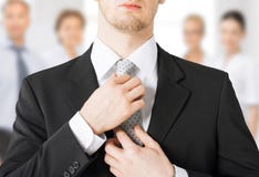 Homme ajustant le sien lien Images stock Homme ajustant le sien lien Images stock