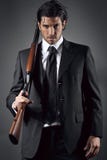 Homme attirant et élégant posant avec le fusil de chasse Images stock Homme attirant et élégant posant avec le fusil de chasse Images stock