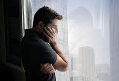 Homme attirant regardant par la fenêtre souffrant la crise et la dépression émotives images libres de droits Homme attirant regardant par la fenêtre souffrant la crise et la dépression émotives images libres de droits