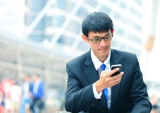 Homme au téléphone intelligent - jeune homme d'affaires Profession urbaine occasionnelle photo stock Homme au téléphone intelligent - jeune homme d'affaires Profession urbaine occasionnelle photo stock