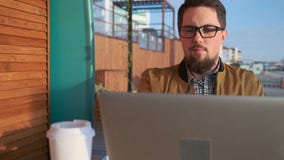 Homme avec du café fonctionnant au café clips vidéos Homme avec du café fonctionnant au café clips vidéos
