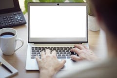 Homme avec l'ordinateur portable au bureau avec l'écran vide photos stock Homme avec l'ordinateur portable au bureau avec l'écran vide photos stock