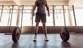 Homme avec le barbell dans le club de santé image libre de droits Homme avec le barbell dans le club de santé image libre de droits
