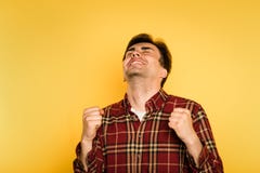 Homme avec plaisir enthousiaste célébrant l'émotion de succès image libre de droits Homme avec plaisir enthousiaste célébrant l'émotion de succès image libre de droits