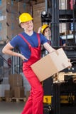 Homme avec un mal de dos dans l'usine photos stock Homme avec un mal de dos dans l'usine photos stock
