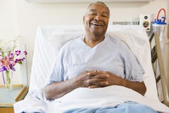 Homme aîné s'asseyant dans le bâti d'hôpital image libre de droits Homme aîné s'asseyant dans le bâti d'hôpital image libre de droits