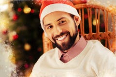 Homme barbu aux yeux noirs se sentant extrêmement gai avant de célébrer la nouvelle année images libres de droits Homme barbu aux yeux noirs se sentant extrêmement gai avant de célébrer la nouvelle année images libres de droits