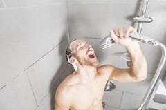 Homme bel dans la douche Photos stock Homme bel dans la douche Photos stock