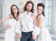 Homme bel dans le costume et la femme deux médiévaux dans l'old-fashioned Photo libre de droits Homme bel dans le costume et la femme deux médiévaux dans l'old-fashioned Photo libre de droits