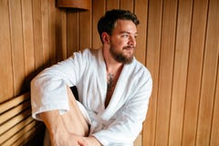 Homme bel détendant dans le sauna images libres de droits Homme bel détendant dans le sauna images libres de droits