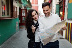 Homme bel et femme mignonne regardant la carte photo stock Homme bel et femme mignonne regardant la carte photo stock