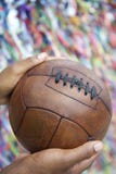 Homme brésilien tenant le ballon de football priant Salvador Bahia photo libre de droits Homme brésilien tenant le ballon de football priant Salvador Bahia photo libre de droits