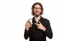 Homme caucasien bel heureux tenant le verre de l'eau et de pointage images libres de droits Homme caucasien bel heureux tenant le verre de l'eau et de pointage images libres de droits