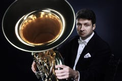 Homme classique de portrait de musicien avec le tuba image libre de droits Homme classique de portrait de musicien avec le tuba image libre de droits